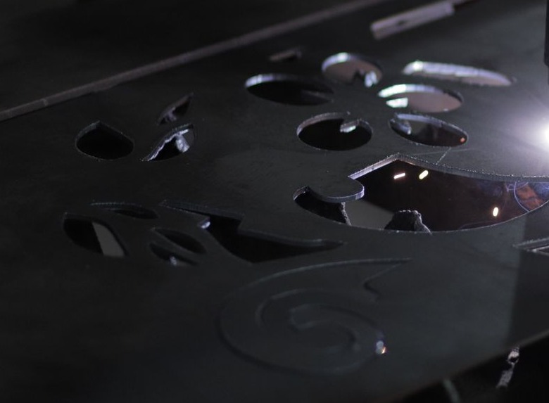 Detalhe de chapa de aço cortada a laser